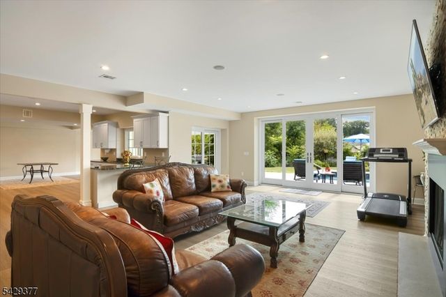 2 Brighton Ct, Livingston Twp., NJ 07039
