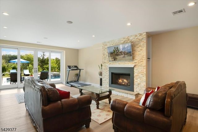 2 Brighton Ct, Livingston Twp., NJ 07039