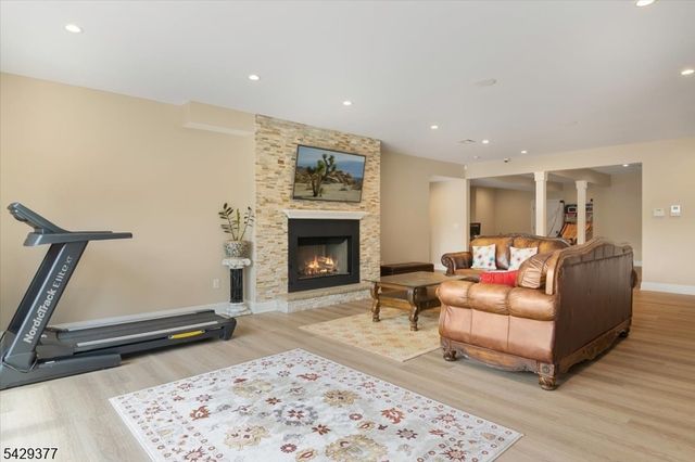 2 Brighton Ct, Livingston Twp., NJ 07039