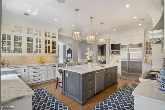 2 Brighton Ct, Livingston Twp., NJ 07039