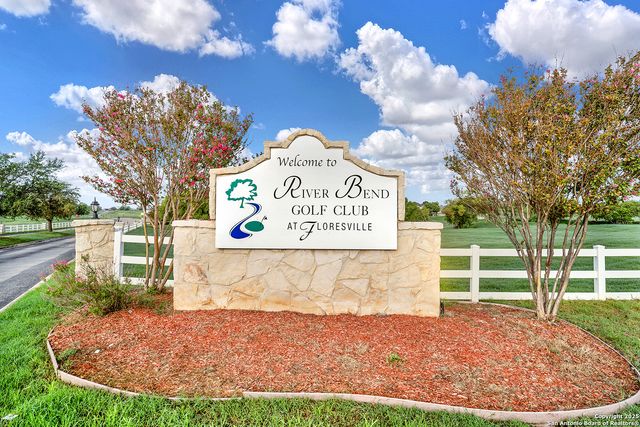 125 Legendary Trail Loop, Floresville, TX 78114