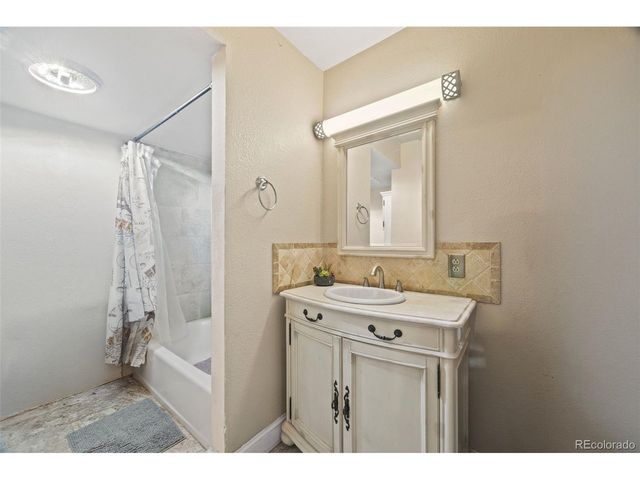10211 Ura Ln 5-106, Denver, CO 80260