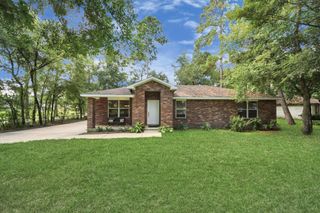 711 Pinewood Drive, Conroe, TX 77385