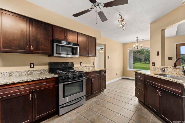628 SUNSHINE MDW, Adkins, TX 78101