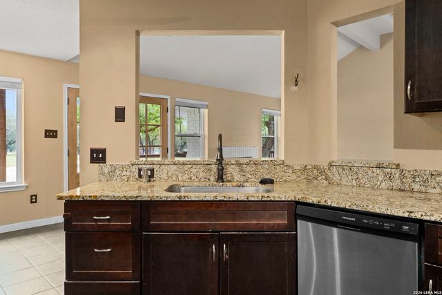 628 SUNSHINE MDW, Adkins, TX 78101