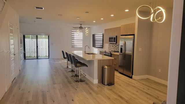 10455 NW 82nd St 4, Doral, FL 33178