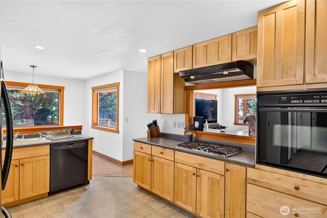 17261 Golden View Avenue, La Conner, WA 98257
