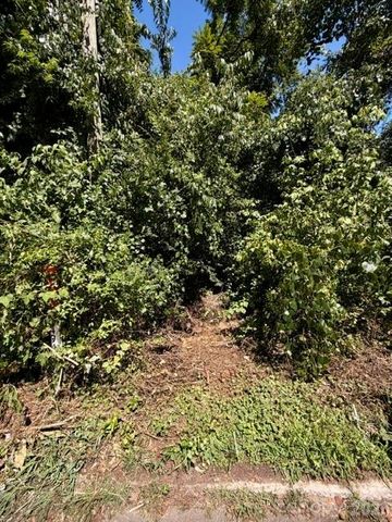 99999 Fairfax Avenue, Asheville, NC 28806