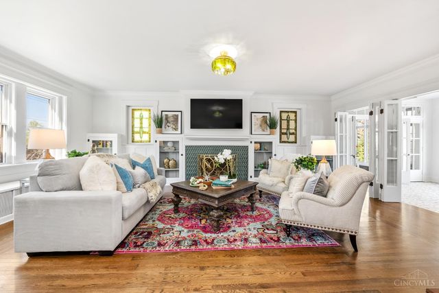 718 Clinton Springs Avenue, Cincinnati, OH 45229