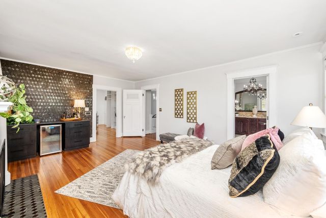 718 Clinton Springs Avenue, Cincinnati, OH 45229
