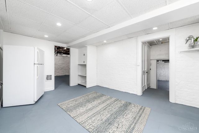 718 Clinton Springs Avenue, Cincinnati, OH 45229