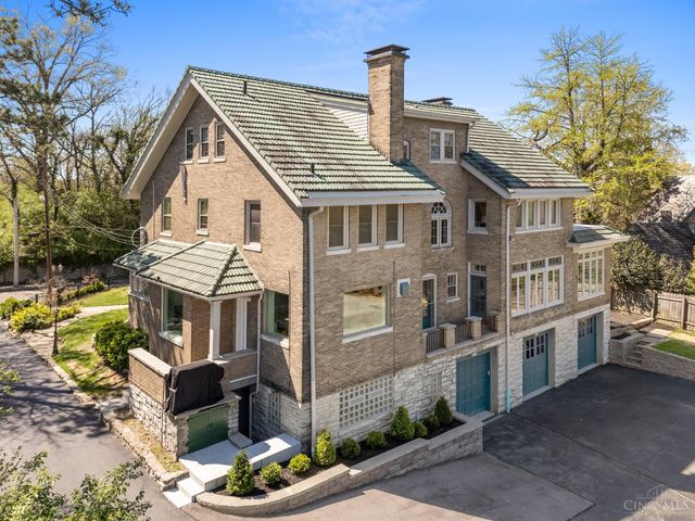 718 Clinton Springs Avenue, Cincinnati, OH 45229