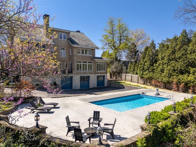 718 Clinton Springs Avenue, Cincinnati, OH 45229
