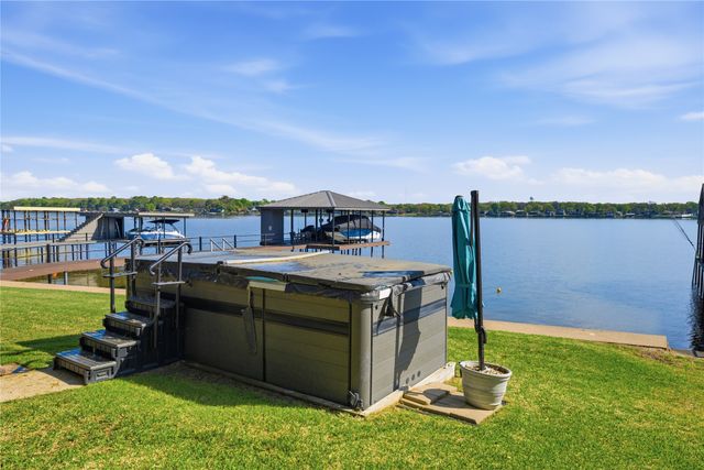 648 Enchanted Isles Drive, Mabank, TX 75156