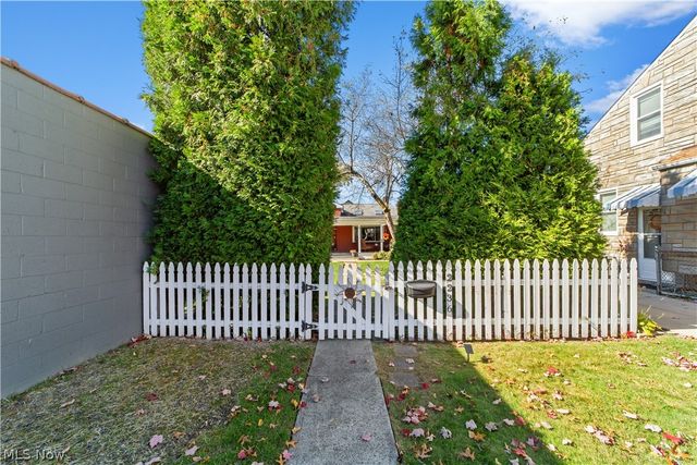 2236 Richland Avenue, Lakewood, OH 44107