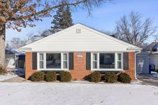 425 Wakeman Avenue, Wheaton, IL 60187
