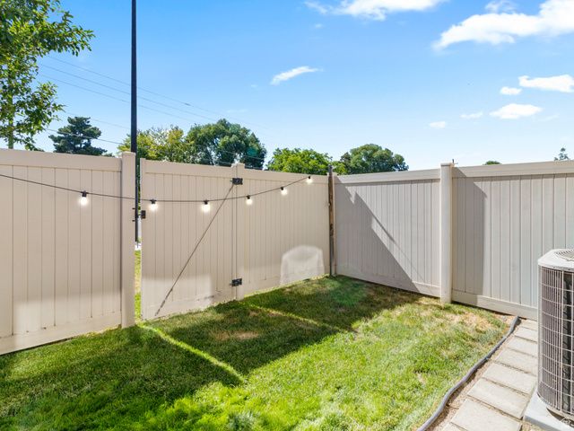 212 S TAMARAK CIR, Lehi, UT 84043