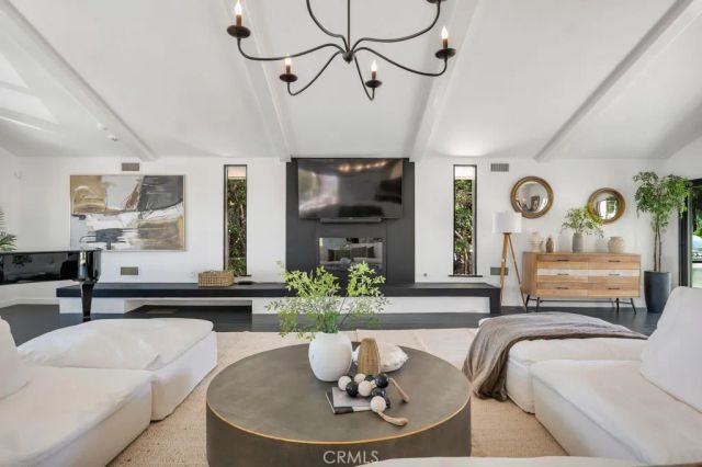 21520 Arcos, Woodland Hills, CA 91364