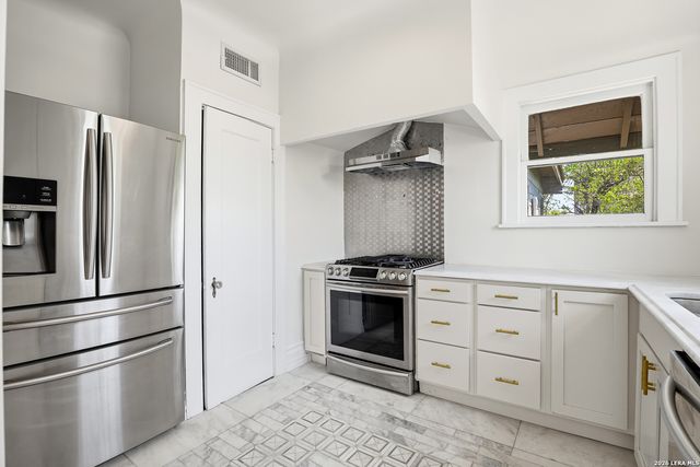 162 Davis Ct, San Antonio, TX 78209