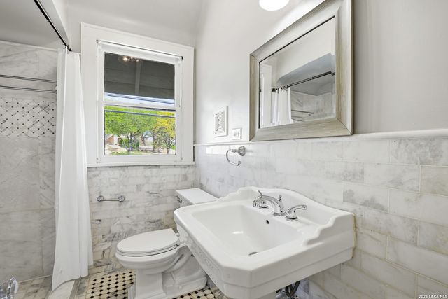 162 Davis Ct, San Antonio, TX 78209