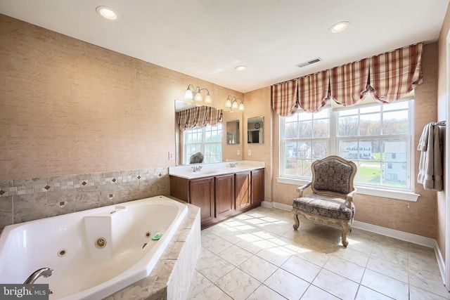 2735 QUAKER CT, York, PA 17408