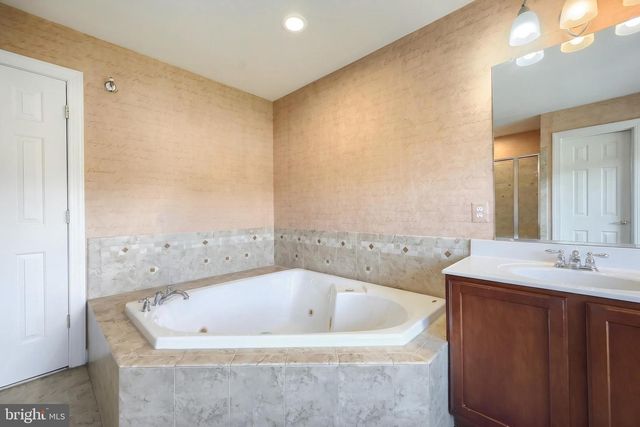 2735 QUAKER CT, York, PA 17408