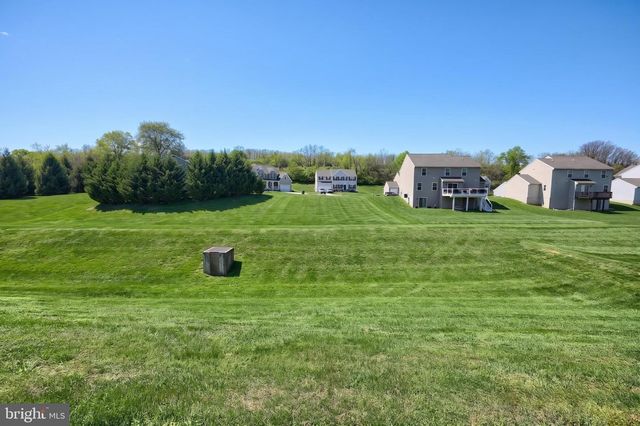 2735 QUAKER CT, York, PA 17408