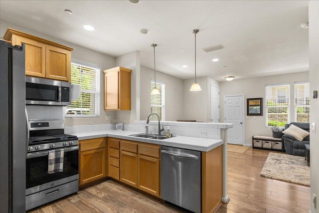 401 Blossom Rock Ln, Folsom, CA 95630