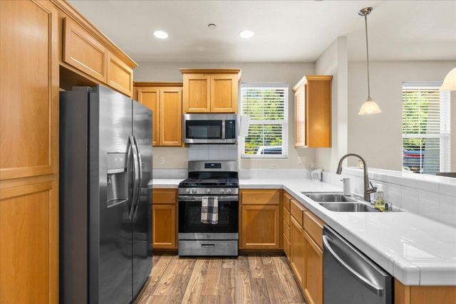 401 Blossom Rock Ln, Folsom, CA 95630