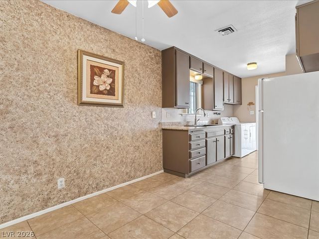 310 Greenbriar Townhouse Way, Las Vegas, NV 89121