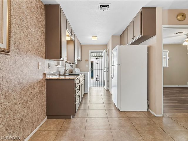 310 Greenbriar Townhouse Way, Las Vegas, NV 89121