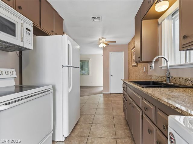 310 Greenbriar Townhouse Way, Las Vegas, NV 89121