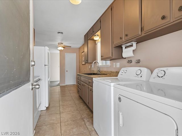 310 Greenbriar Townhouse Way, Las Vegas, NV 89121