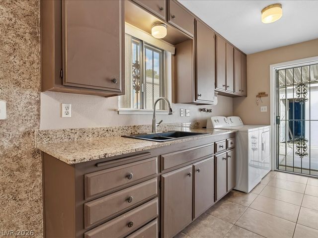 310 Greenbriar Townhouse Way, Las Vegas, NV 89121
