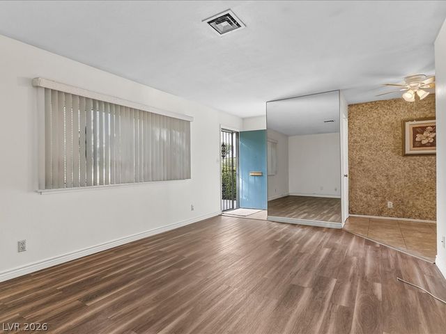 310 Greenbriar Townhouse Way, Las Vegas, NV 89121