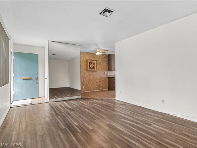 310 Greenbriar Townhouse Way, Las Vegas, NV 89121