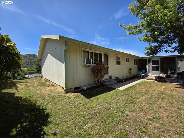 4545 RIDENOUR St, Roseburg, OR 97470