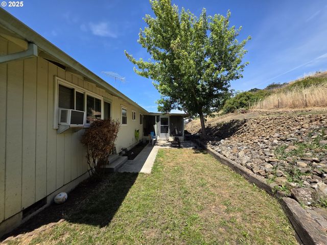 4545 RIDENOUR St, Roseburg, OR 97470
