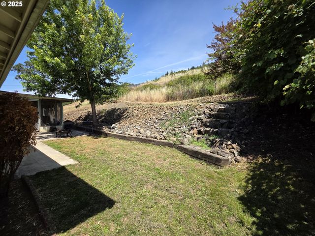 4545 RIDENOUR St, Roseburg, OR 97470