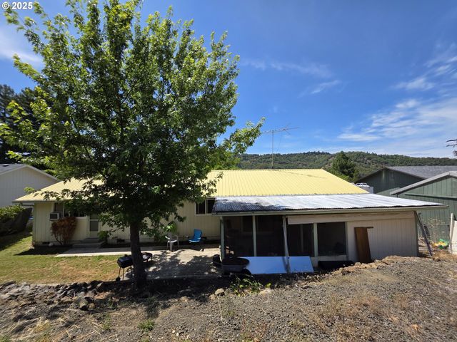 4545 RIDENOUR St, Roseburg, OR 97470