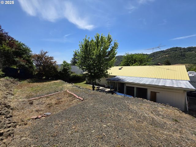 4545 RIDENOUR St, Roseburg, OR 97470