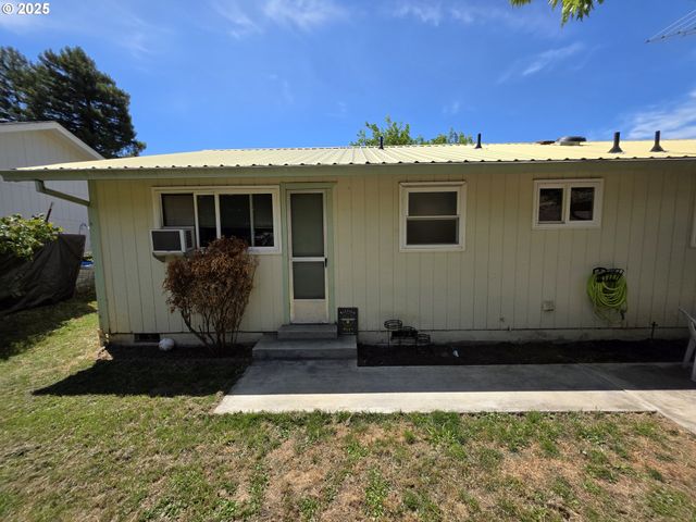 4545 RIDENOUR St, Roseburg, OR 97470