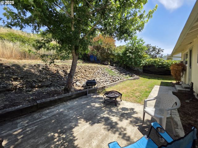 4545 RIDENOUR St, Roseburg, OR 97470