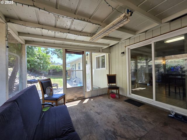 4545 RIDENOUR St, Roseburg, OR 97470