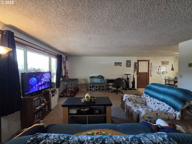 4545 RIDENOUR St, Roseburg, OR 97470