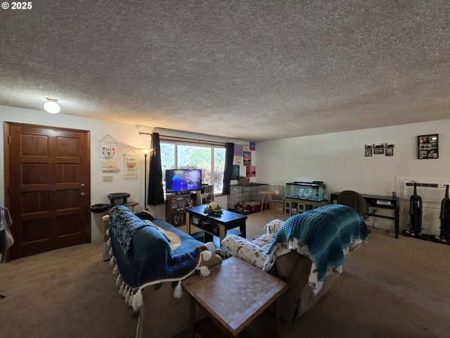 4545 RIDENOUR St, Roseburg, OR 97470