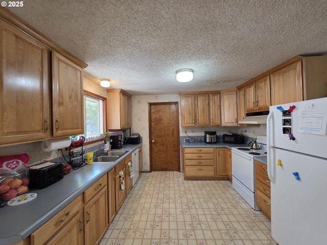 4545 RIDENOUR St, Roseburg, OR 97470