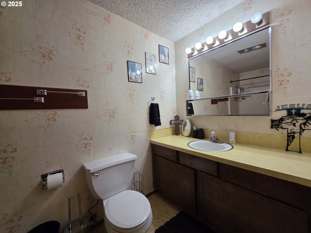 4545 RIDENOUR St, Roseburg, OR 97470