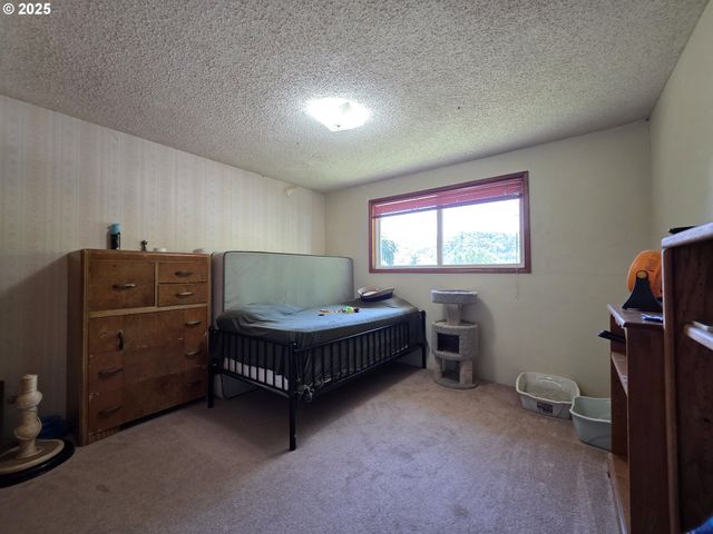 4545 RIDENOUR St, Roseburg, OR 97470