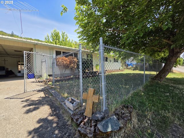 4545 RIDENOUR St, Roseburg, OR 97470